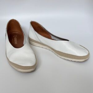 Perlina Women's White and Tan Flats